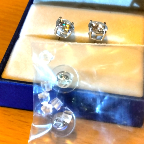 Moissanite diamond stud earring 4kt. - Picture 11 of 12